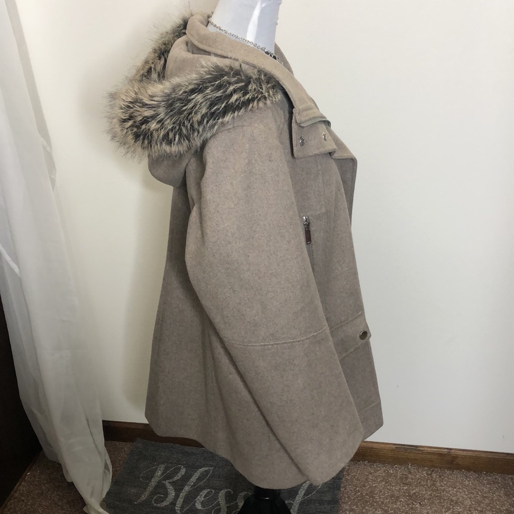Anna faux fur trimmed tan wool pea coat size XL - Picture 3 of 11